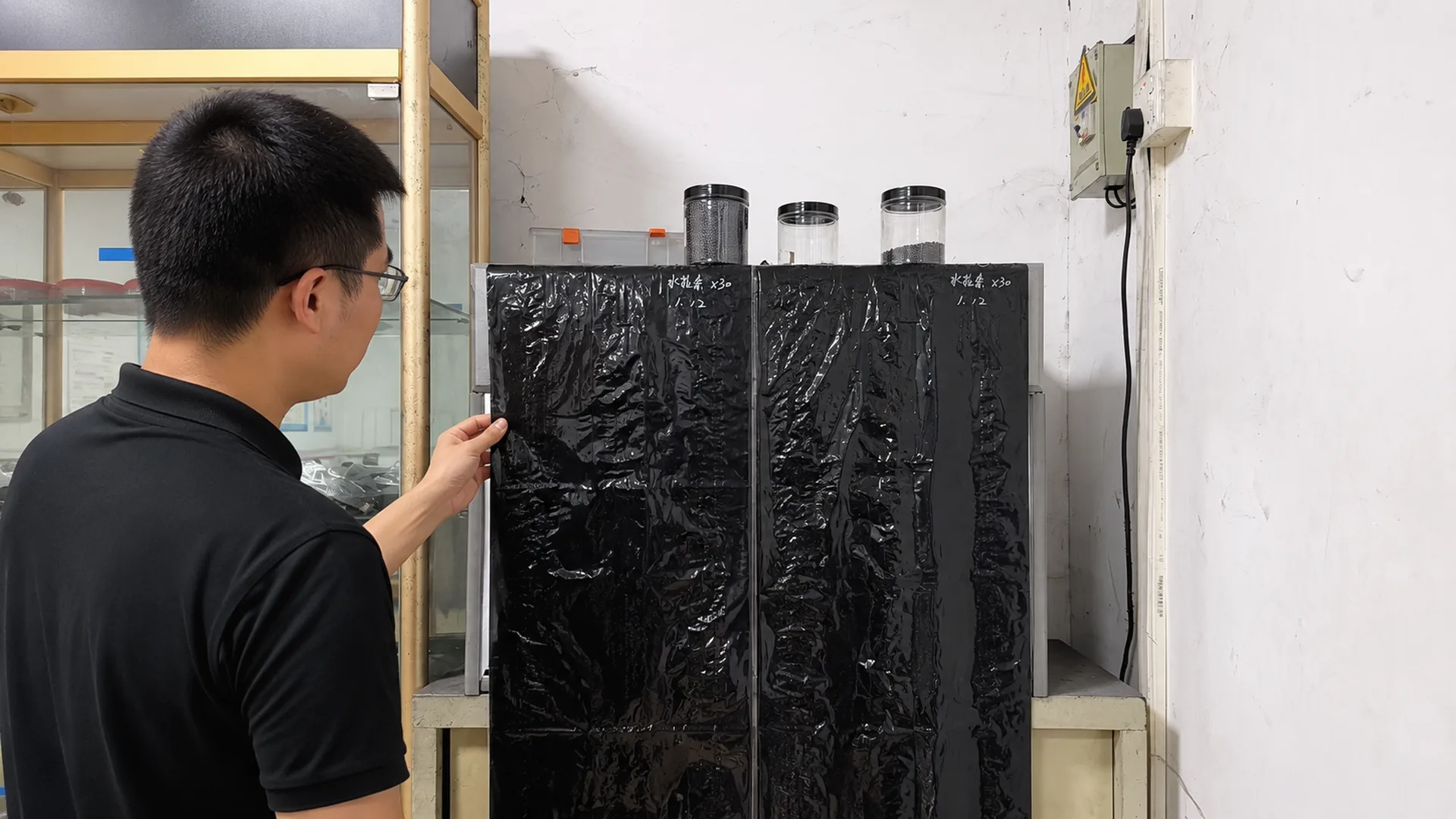 Lightbox inspection comparing color masterbatch dispersion quality